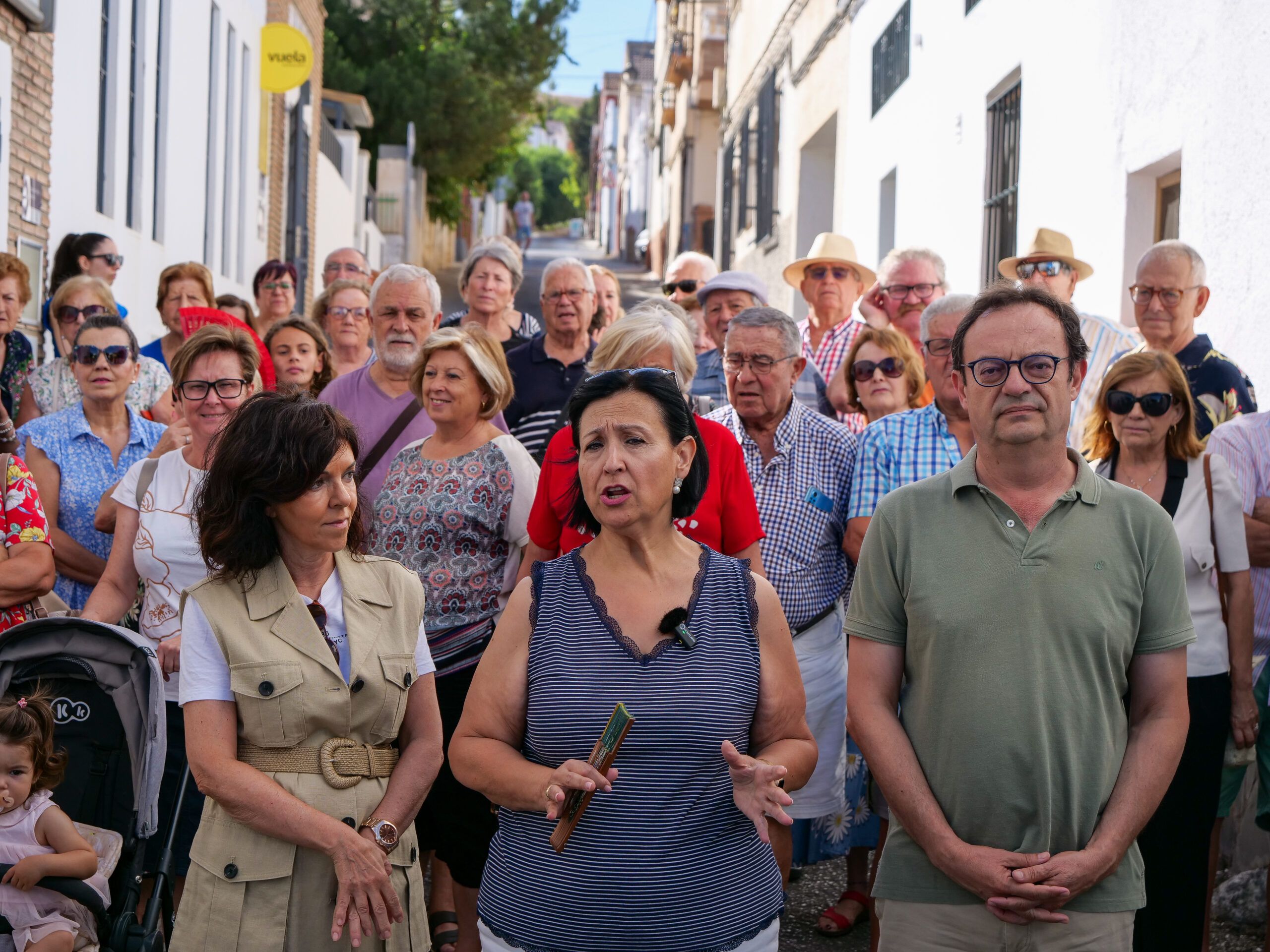 Mª Ángeles Prieto, Francisca Santaella y Antonio Salas durante la concentración